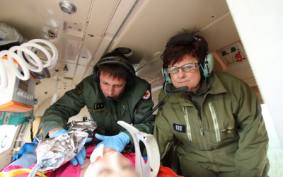 08-leka2-a-zdravotni-sestra-na-palubi-vrtulniku.jpg